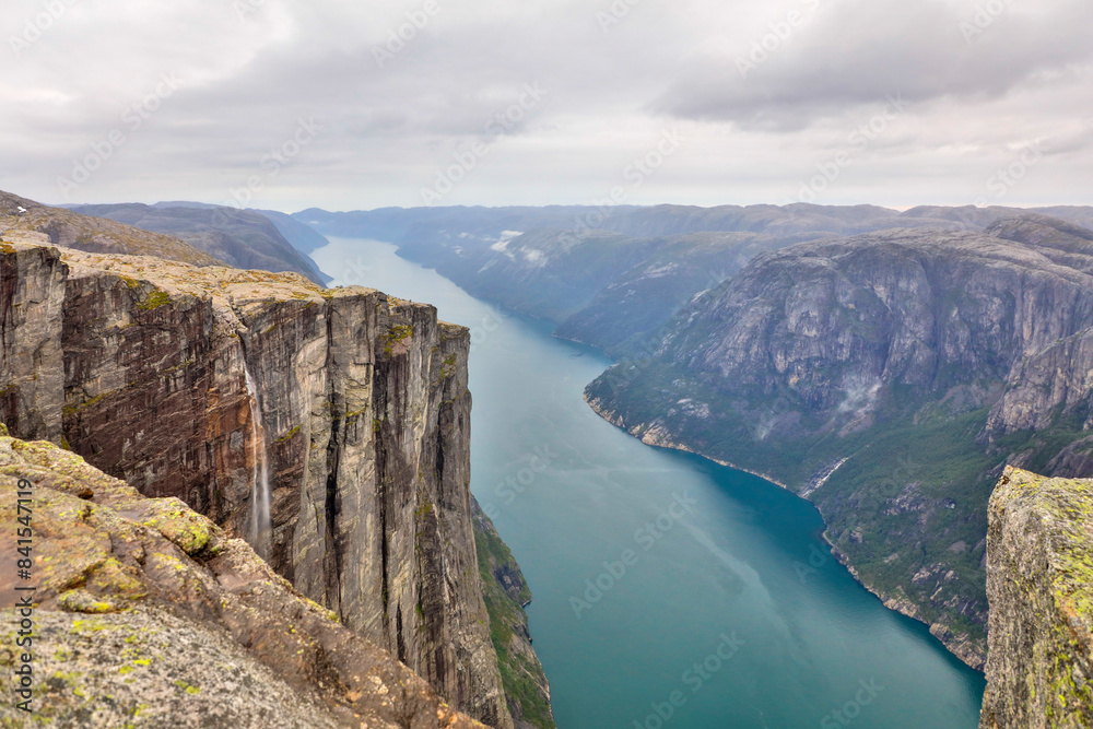 Obraz premium Norway Kjerag plateau view on a cloudy summer day