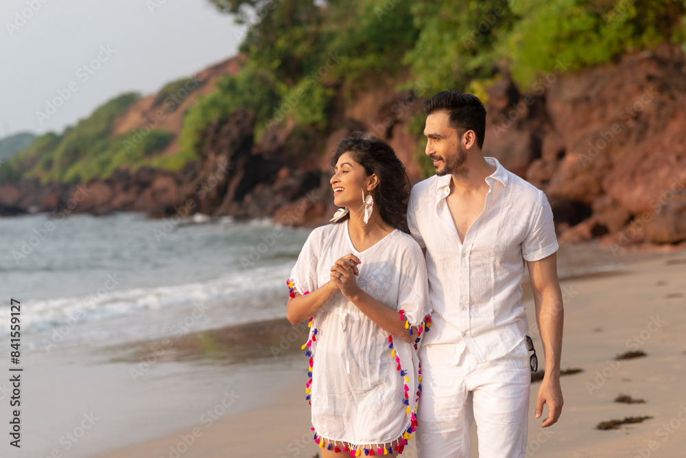 Obraz premium couple walking on beach