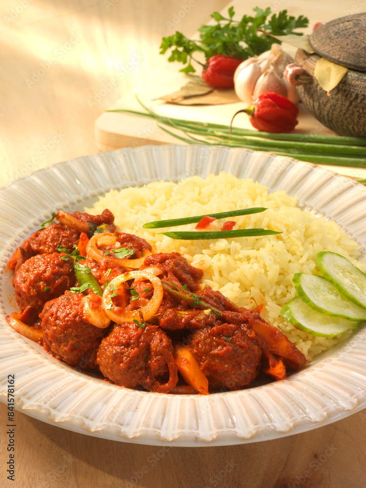 Fototapeta premium boulettes de viade, afrikanisches Essen, Rindfleisch, Kartoffelpürree, Ghana, Fleisch in Sauce,