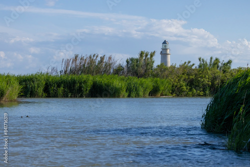 Faro nella laguna tra i canneti