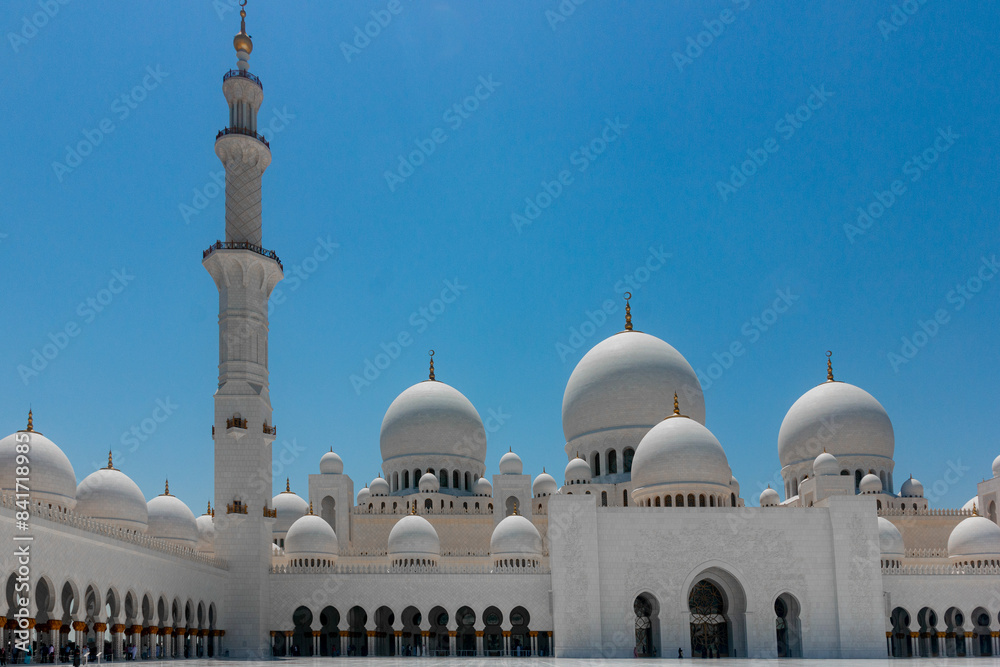Fototapeta premium A view of Sheikh Zayed Grand Mosque. Sheikh Zayed Grand Mosque in Abu Dhabi, United Arab Emirates. 