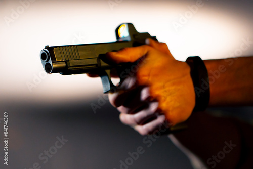 Foto close up at a professional shooting range a military trainer reloading a pistol