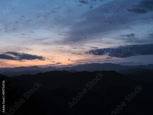 朝日が昇るころの空の色