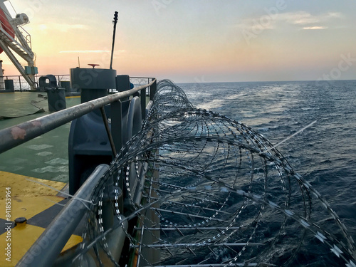 фотографія Vessel hardening done with razor wire and spikes