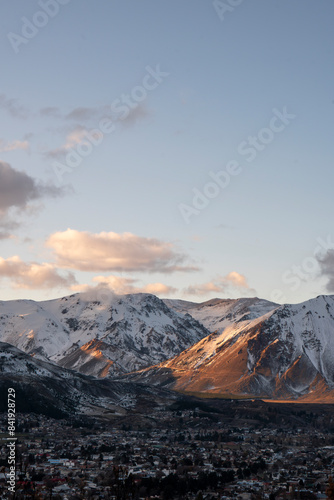 La ciudad de Esquel y de fondo el Centro de Ski y actividades de montaña La Hoya. Chubut, Patagonia Arentina