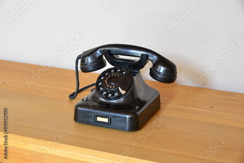 Altes Telefon mit Bügel und Wählscheibe