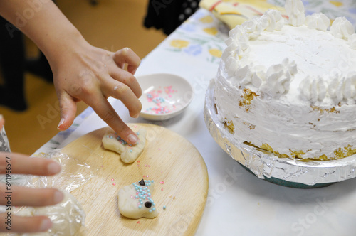 料理教室で小学生の子どもがケーキを作る