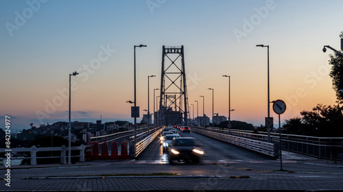 Florianopolis tr  fego  de carros e o  crep  sculo na ponte Herc  lio luz de  Florian  polis Santa Catarina Brasil