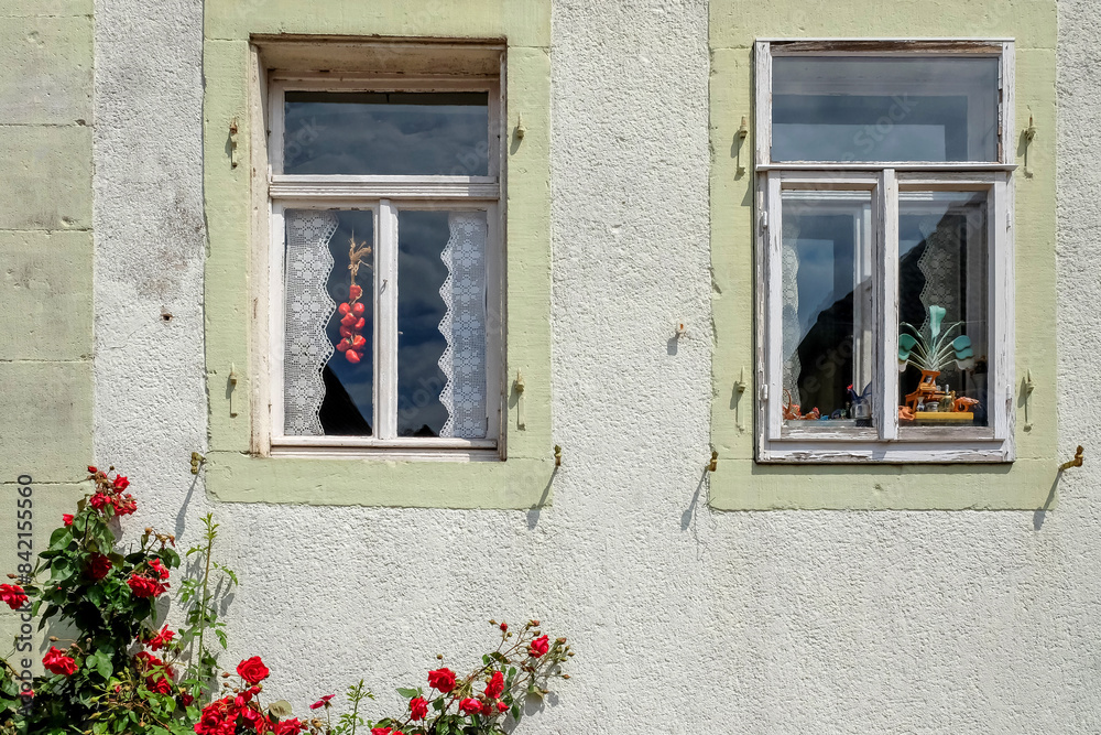 Zwei Fenster in einer alten Hausfassade Zwei Fenster in einer alten Hausfassade