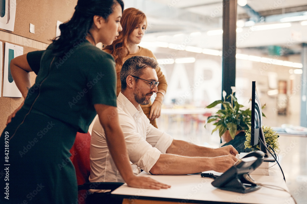 Obraz premium Business people, computer and help with cooperation, mentor and planning with ideas, partnership and talking. Staff, employees and coaching with pc, teamwork and collaboration with advice or internet