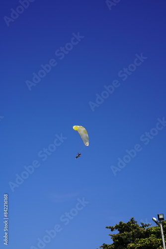 Paramotor Voando no Céu Azul Ingleses - Paraglider photo