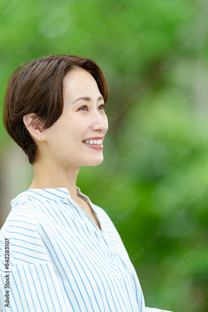 新緑の中にいる女性 ビューティー
タイトル変更 新緑の中にいる女性 ビューティー
タイトル変更