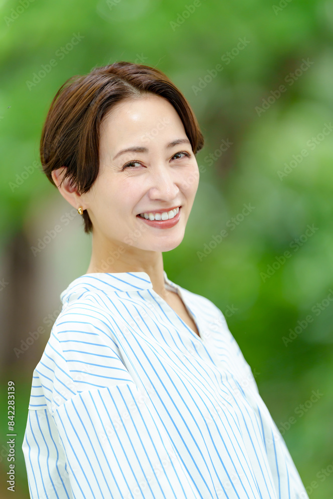 タイトル 新緑の中にいる女性 ビューティー タイトル 新緑の中にいる女性 ビューティー
