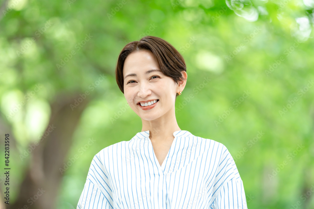 タイトル 新緑の中にいる女性 ビューティー タイトル 新緑の中にいる女性 ビューティー