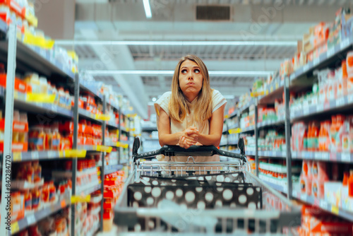 Obraz na płótnie Confused Client Thinking What to Buy in a Supermarket
