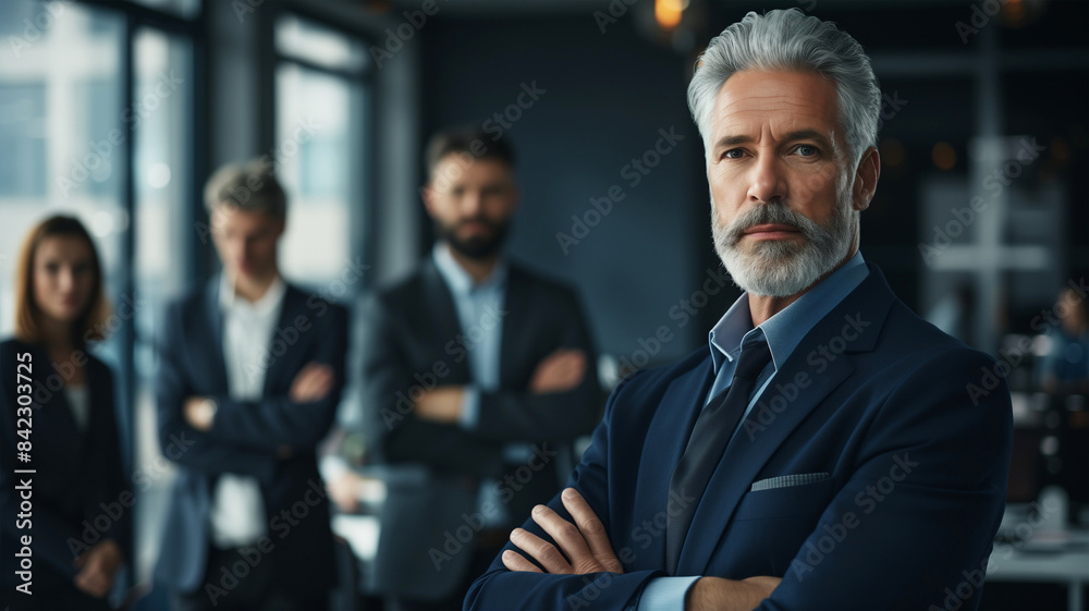 Smarter Geschäftsmann mit grauen Haaren im Anzug Smarter Geschäftsmann mit grauen Haaren im Anzug