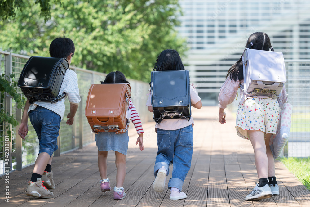 よ~いスタート!と走りだす子どもたち 登校、下校で元気に走る小学生ランドセルの後ろ姿複数の顔無しの全身 Stock Photo | Adobe ...