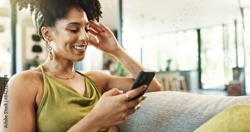 Fotografía Relax, phone and happy woman on a sofa with social media, streaming and reading newsletter info in her home