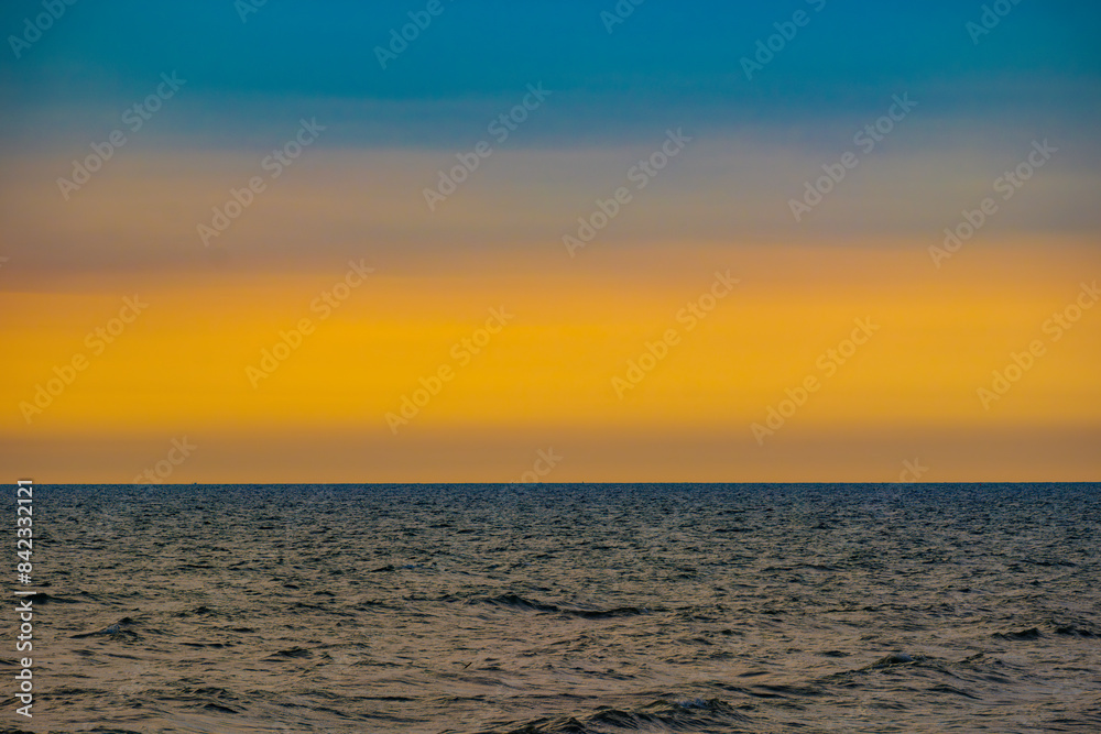 Obraz premium Enjoy a panoramic view of the skyline. The sun rises in the morning sky with colorful clouds. and beautiful cloud patterns In the soft light of the morning at sea 