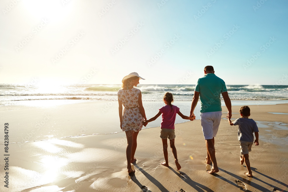© ReadyAtTheEase/peopleimages.com - Happy family, walking and holding hands at beach in summer for relax, travel and holiday in Miami. Children, parents and people at ocean with back for vacation, trust and bonding together by water © ReadyAtTheEase/peopleimages.com - Happy family, walking and holding hands at beach in summer for relax, travel and holiday in Miami. Children, parents and people at ocean with back for vacation, trust and bonding together by water