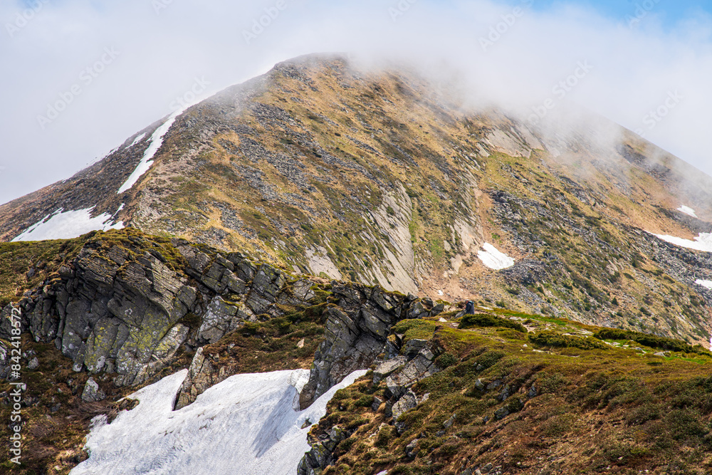 Obraz premium Landscape with Mount Hoverla hanging peak of the Ukrainian Carpathians against the background of the sky and clouds