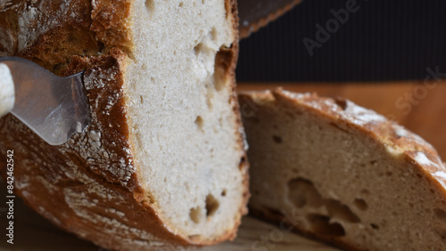 Frisches schwarzes Brot, Schwarzbrot in zwei Teile geschnitten auf Holzbrett photo