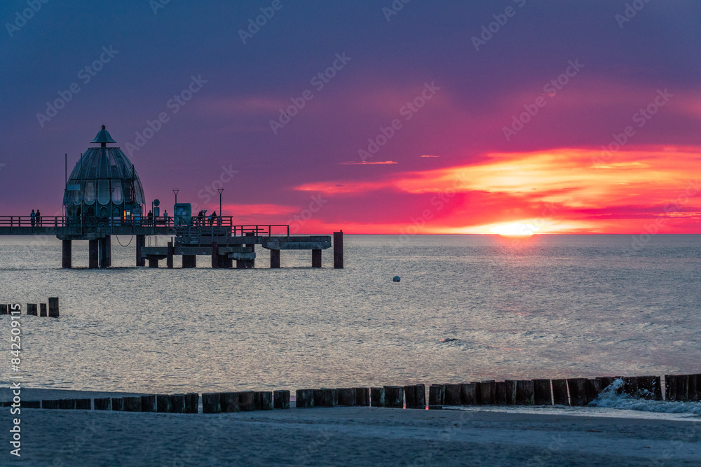 Fototapeta premium Zum Sonnenuntergang am Strand in Zingst an der Ostsee.