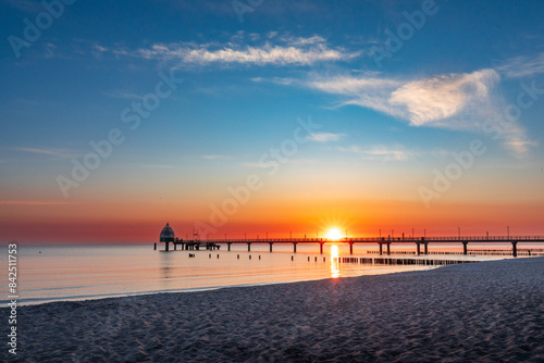 Zum Sonnenaufgang am Strand von Zingst an der Ostsee.