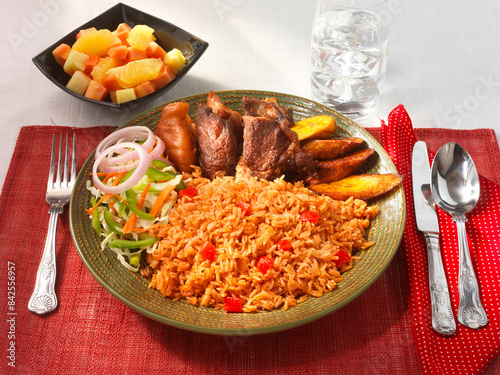 Jollof rice+beef, westafrikanische Küche, Ghana, Reisgericht, Gemüse, Afrikafood, photo