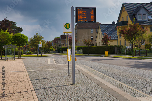 Bushaltestelle am Bahnhof, Mecklenburgische Bäderbahn, Zug, Dampflok, Kleinbahn Molli, Bahnhof Ostseebad Kühlungsborn Ost, Mecklenburg Vorpommern, Deutschland	 photo