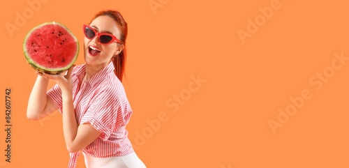 Beautiful young woman holdi...