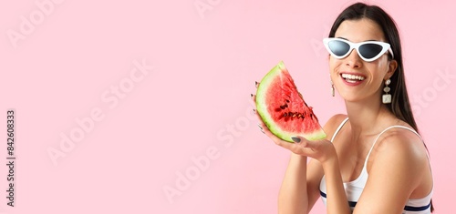 Beautiful young woman holdi...