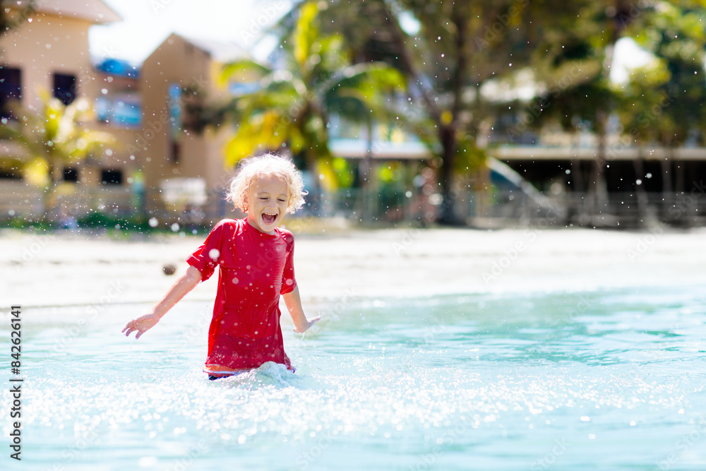 Naklejka premium Kids playing on beach. Children play at sea.