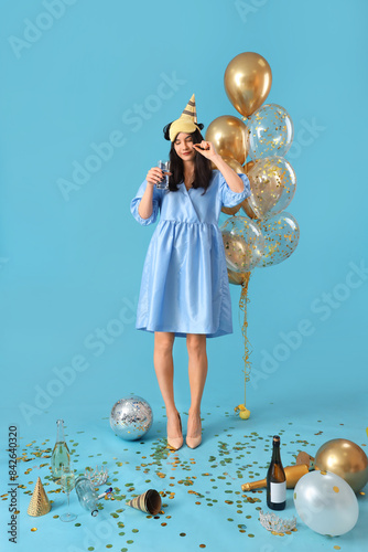 Young woman with hangover t...
