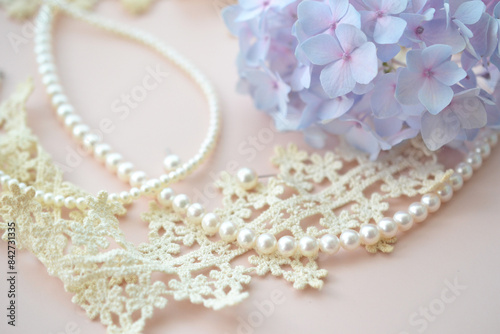 真珠のアクセサリーと水色のアジサイ