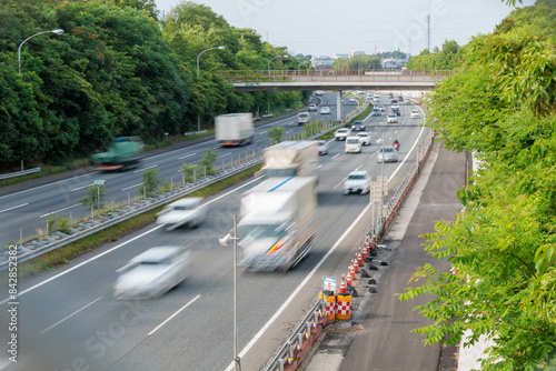 高速道路を高速で走行する車