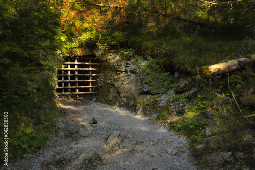 Tatry, wejście do jaskini