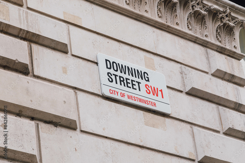 Obraz premium Number 10 Downing Street Sign at Entrance