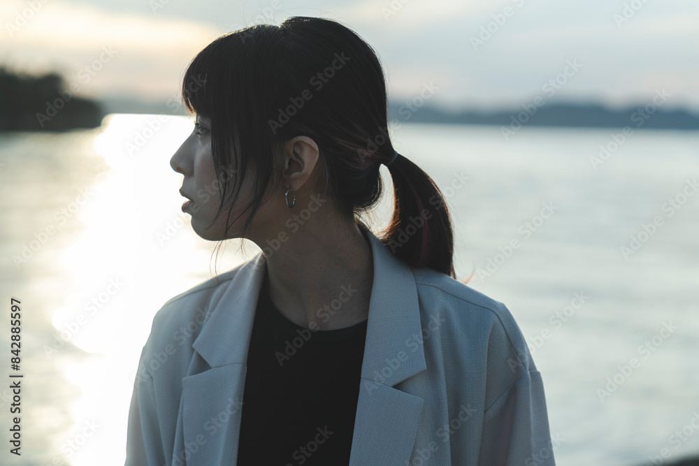 夕暮れの海の女性 夕暮れの海の女性