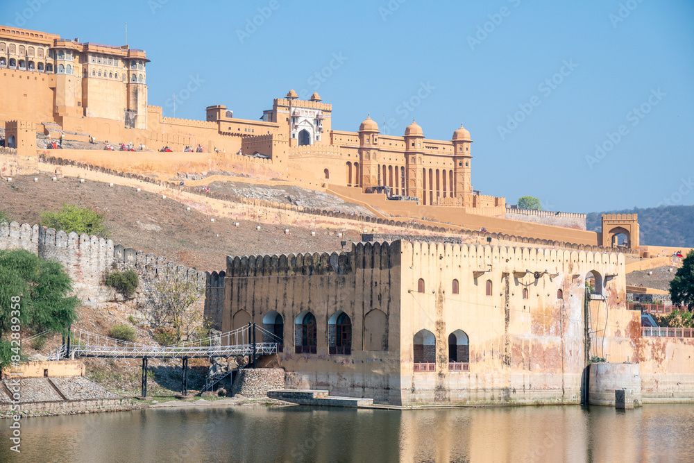 Fototapeta premium The image features a sizable Amber fort and palace, Jaipur set against a clear blue sky