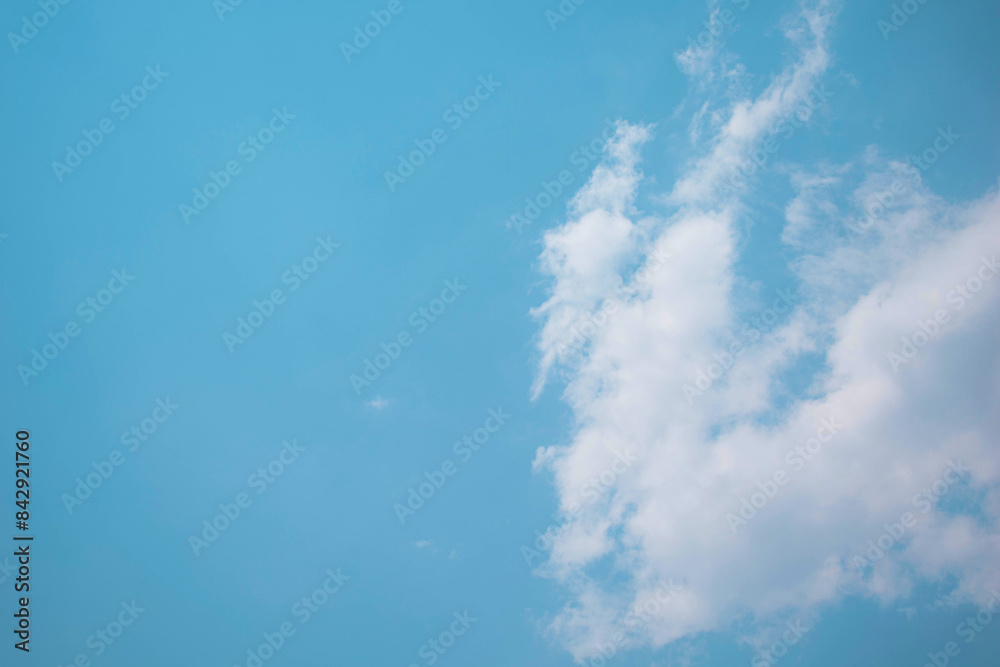 Imagen del cielo despejado con pocas nubes blancas Imagen del cielo despejado con pocas nubes blancas