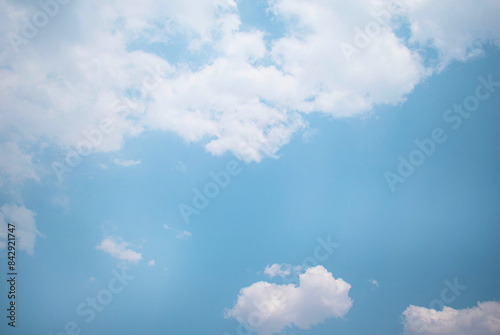 Imagen horizontal del paisaje del cielo azul 