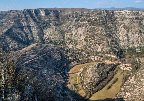 Cirque de Navacelles creusé pat la Vis et le village de Saint-Maurice-Navacelles, Hérault, France photo