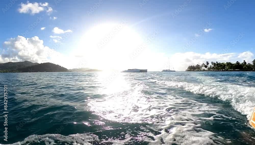 recorrido en lancha con el sol de fondo en las playas de caribe panameño
