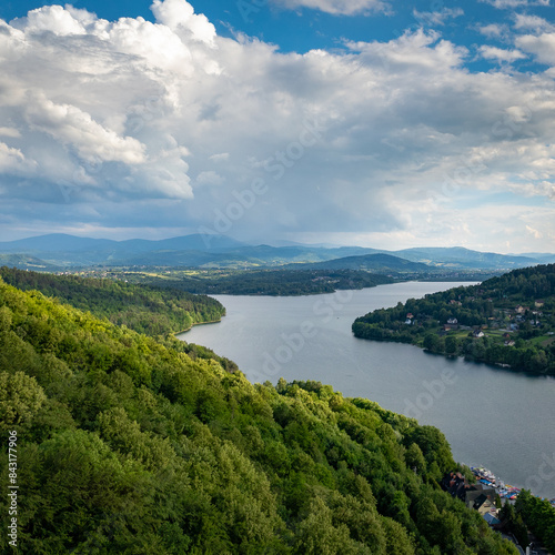 Obraz na płótnie Jezioro żywieckie - Panorama na Beskidy - Ujęcie lotnicze w salonie