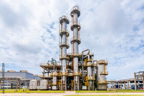 Tableau sur toile Fractionating tower equipment in petrochemical plants