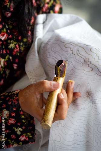 Fotografía The process of making traditional Indonesian Batik image patterns,, drawing clot