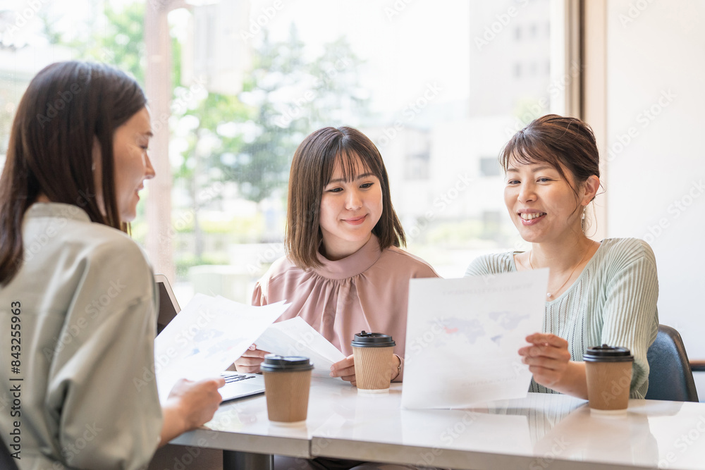 会社・オフィスで会議・ミーティング・打ち合わせするアジア人女性・ビジネスウーマン(営業・企画)
