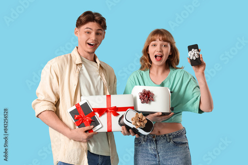 Young couple with gift appl...