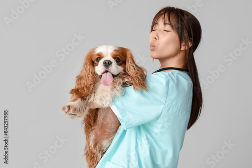 Female Asian veterinarian w...